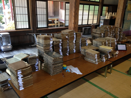 福島県の寺院資料調査での積み上がった古典籍の山！古い物では1300年代にまで遡るものもあります。