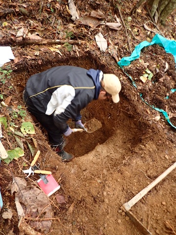 土壌調査のために穴をよく掘ります