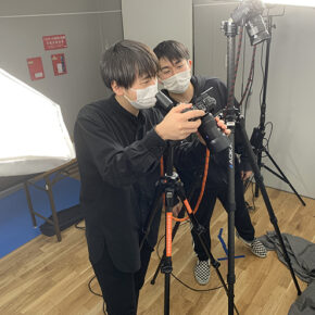 本学 経営コミュニケーション学科 猿渡学研究室の学生が「登米懐古館刀剣展　雙龍子玉英」イベントのビジュアル撮影を行いました