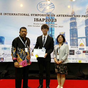 通信工学専攻 加藤 陽向 さん（袁 巧微 研究室）が「ISAP2023」のポスター発表でベスト発表賞を受賞しました