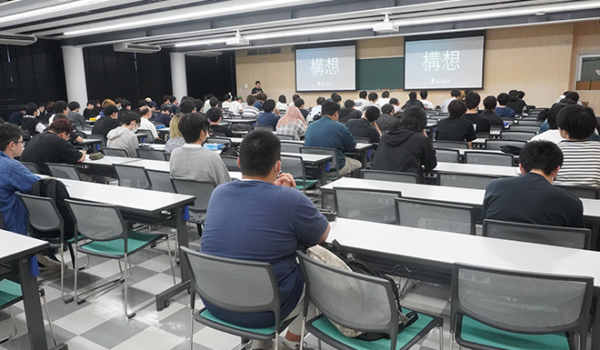 2・3年生全員が受講する「キャリアデザインⅡ・Ⅲ」の授業で「未来のエスキースを描く。」の実践に向けた講話を行いました