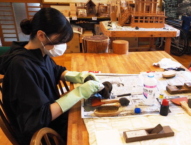 建築学科 建築史研究室（指導：中村 琢巳 教授）による気仙大工左官伝承館での道具手入れ活動が東海新報（9月23日付）で紹介されました