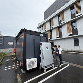 電気電子工学課程 機能性材料・デバイス創製研究室（指導：下位 法弘 教授）と共同研究を行っている株式会社Mogeeが熊本県益城町に「おおポタ電」を提供しました