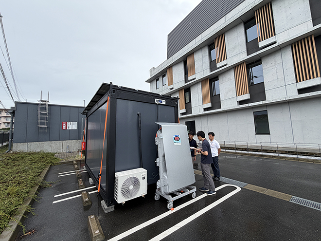 電気電子工学課程 機能性材料・デバイス創製研究室（指導：下位 法弘 教授）と共同研究を行っている株式会社Mogeeが熊本県益城町に「おおポタ電」を提供しました